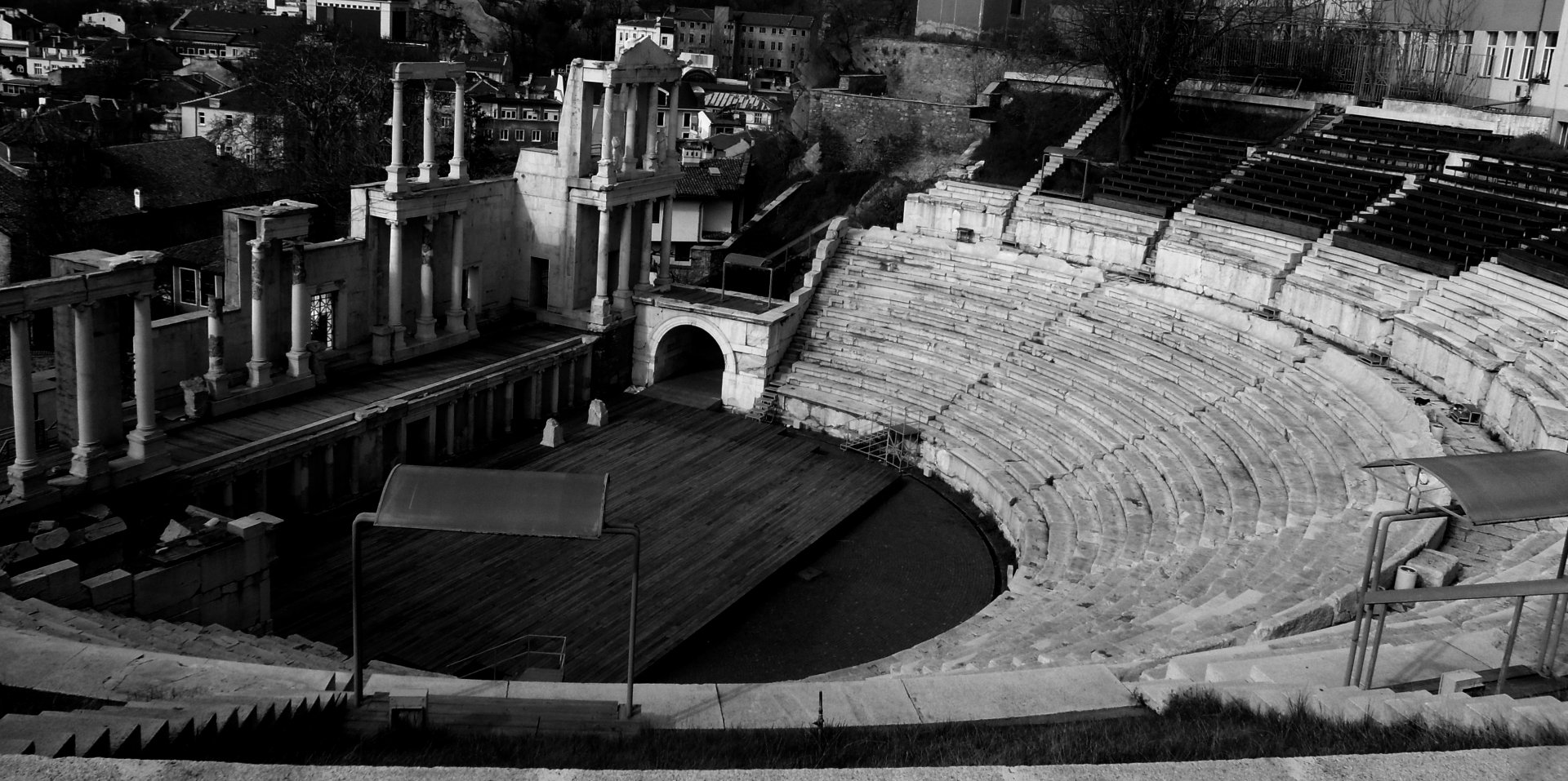 Black & White landscape photography of an ancient stone amphitheater, high-contrast 2K Quad HD PC desktop wallpaper/background.