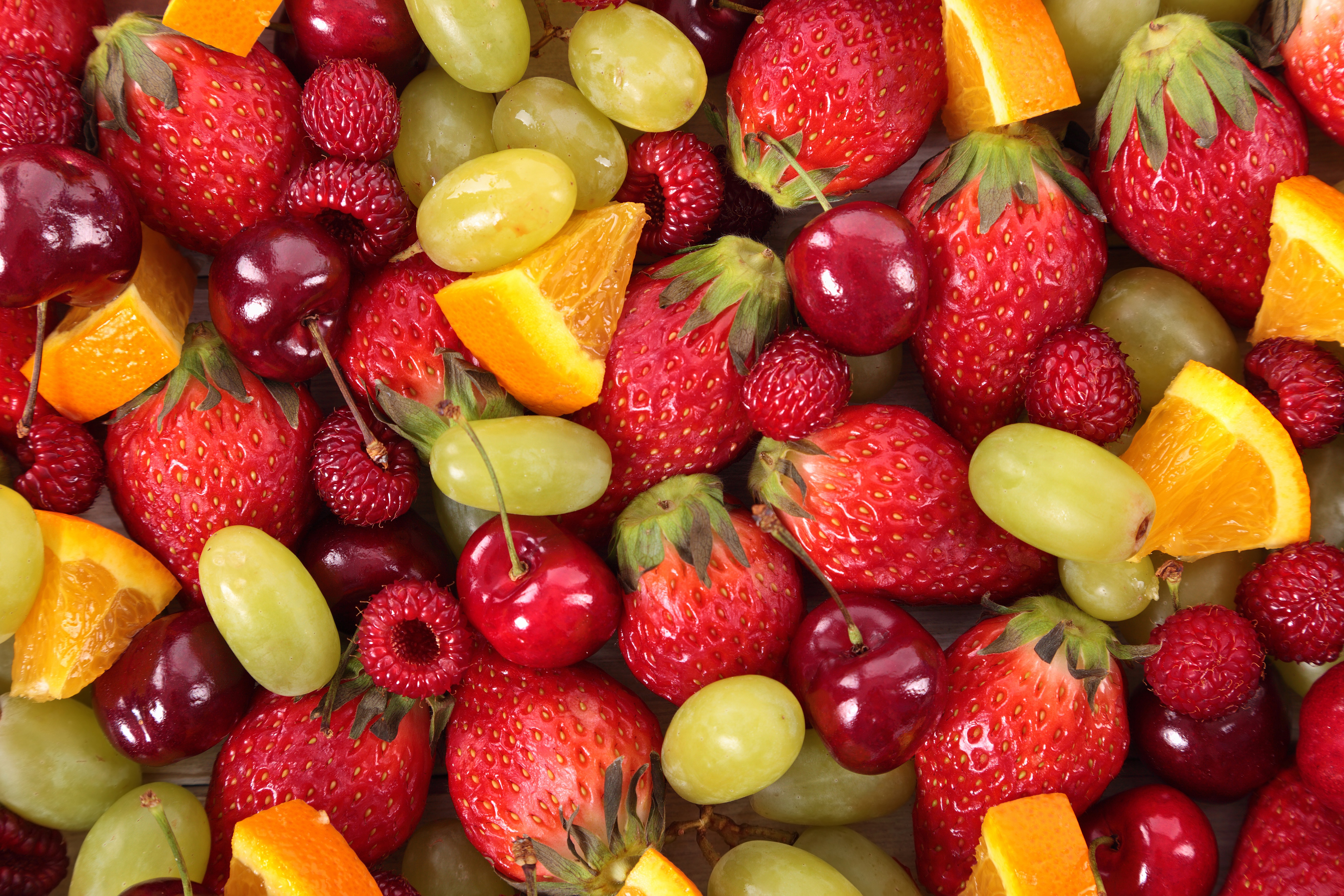Фруктовый пример. Яркие фрукты. Фрукты фон. Яркие ягоды. Разноцветные фрукты.