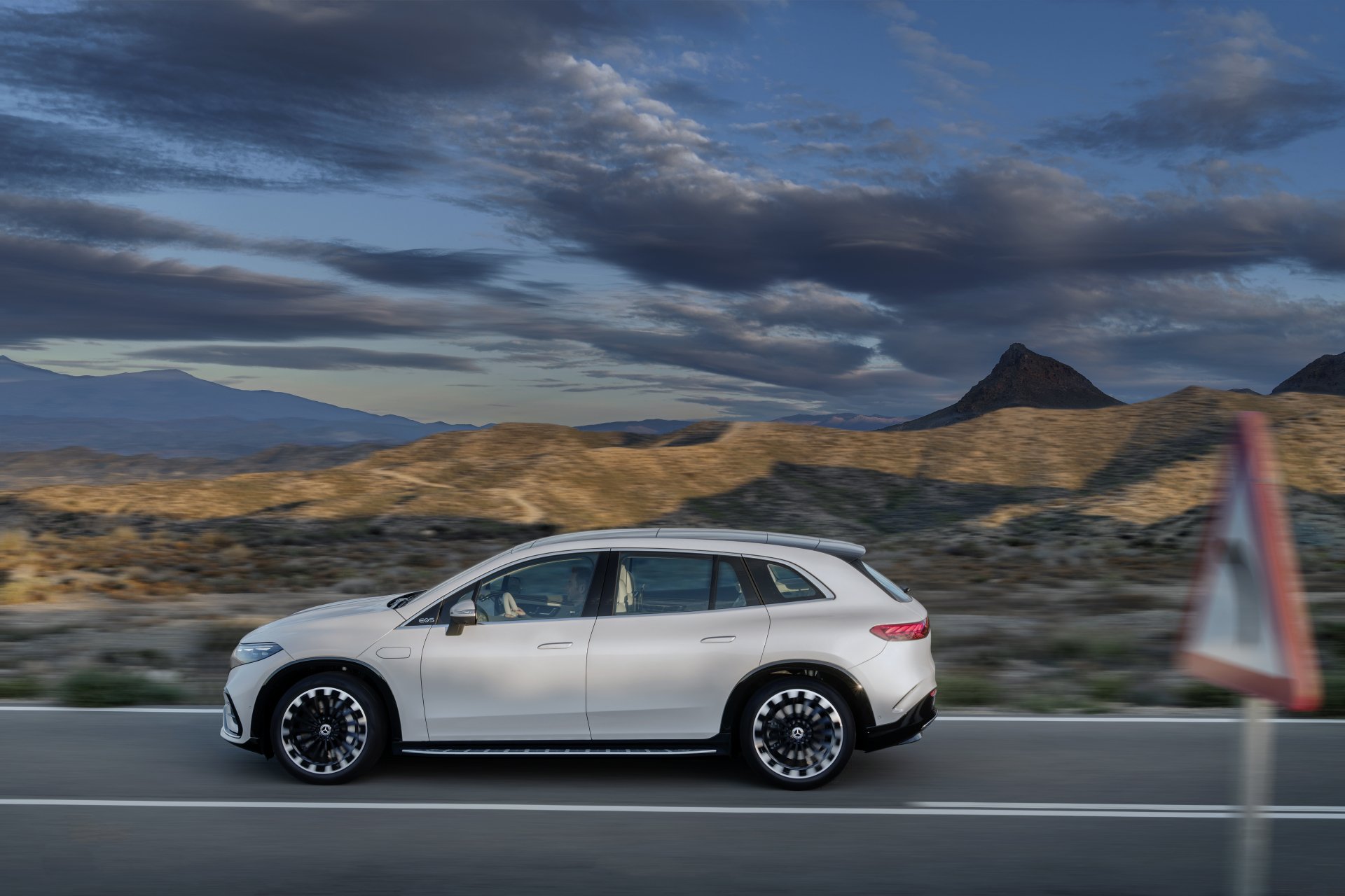 Download Vehicle Mercedes-Benz EQS 450+ 4k Ultra HD Wallpaper