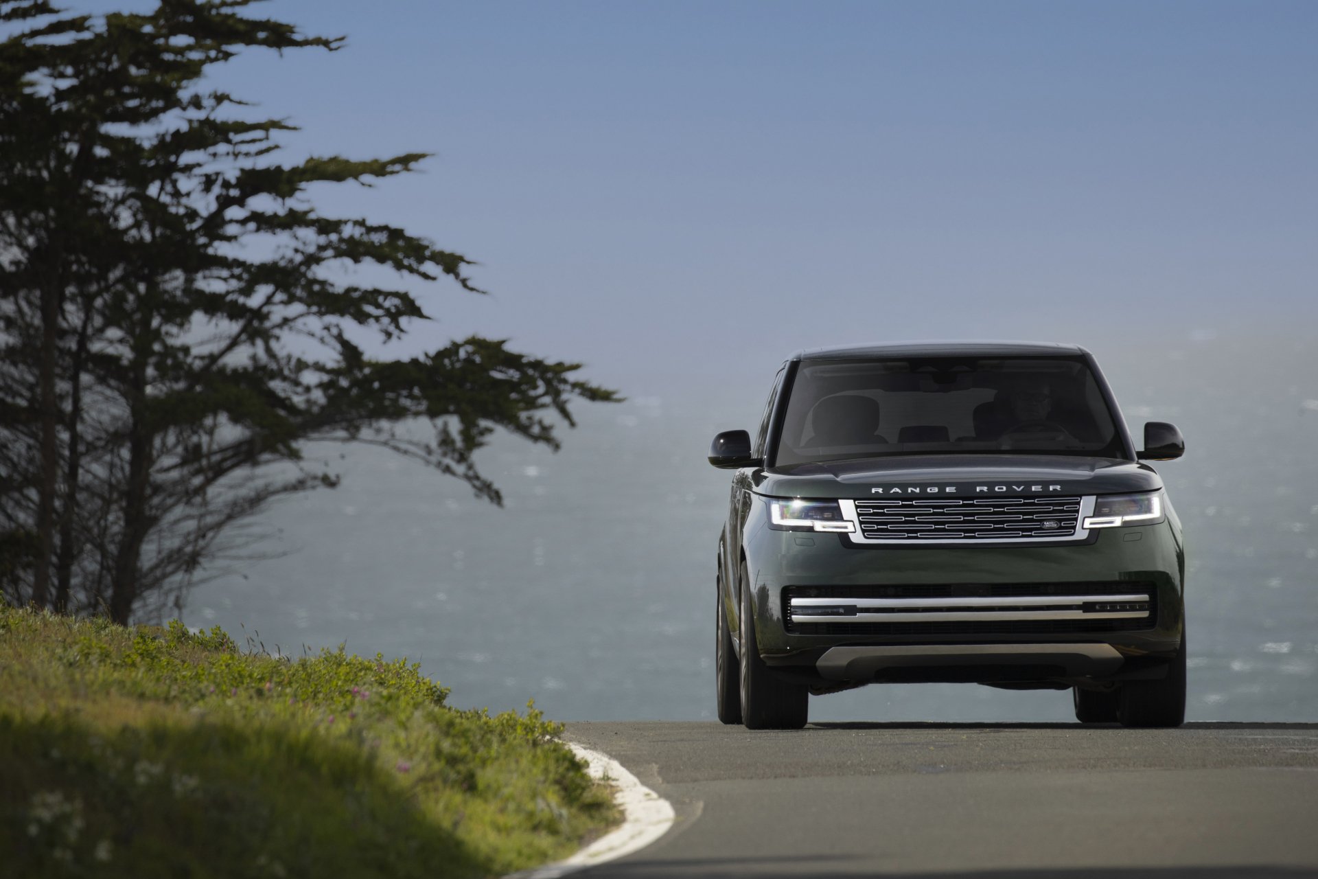 Download Vehicle Range Rover P400 LWB 4k Ultra HD Wallpaper