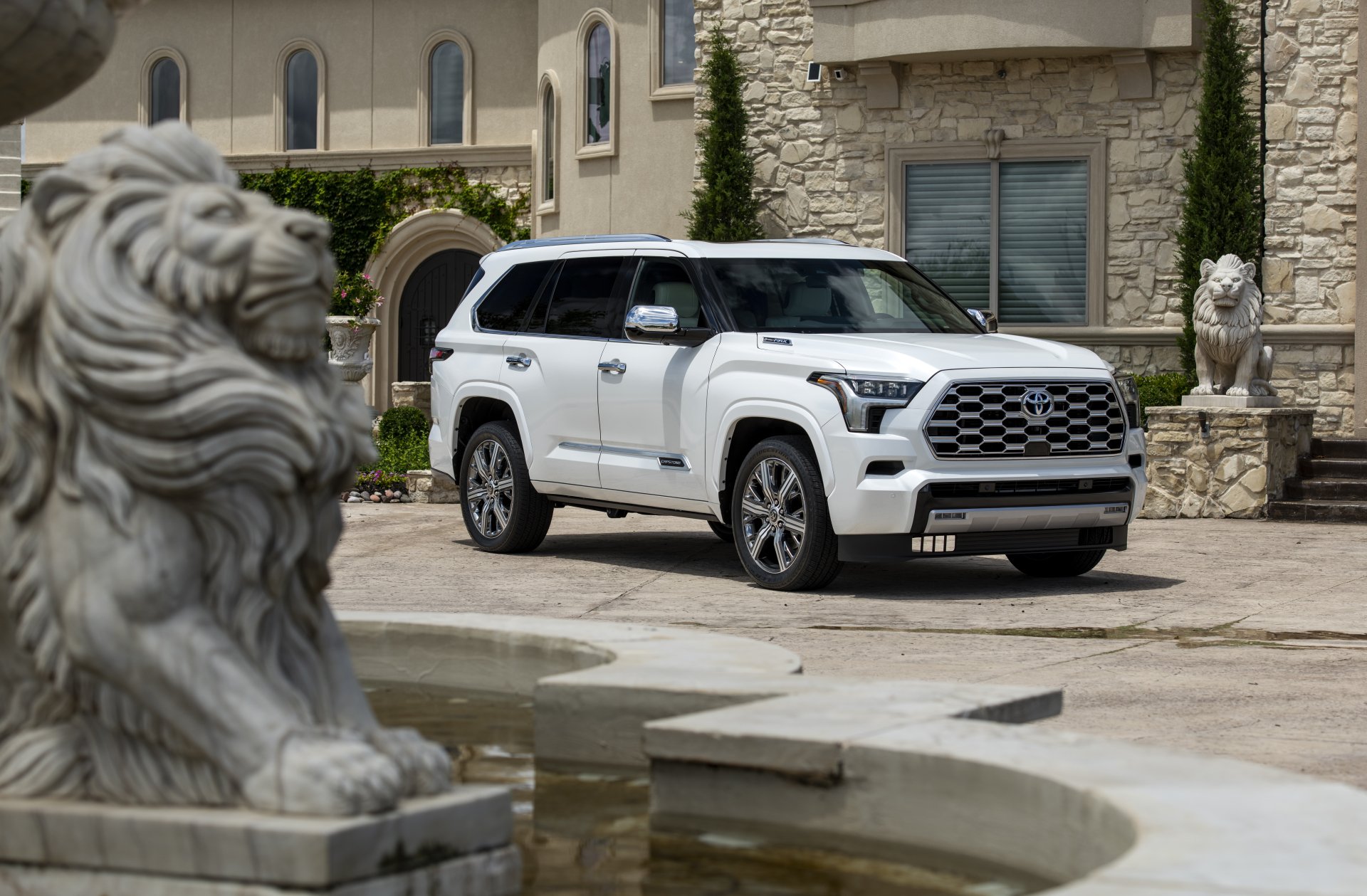 Download Vehicle Toyota Sequoia 8k Ultra HD Wallpaper