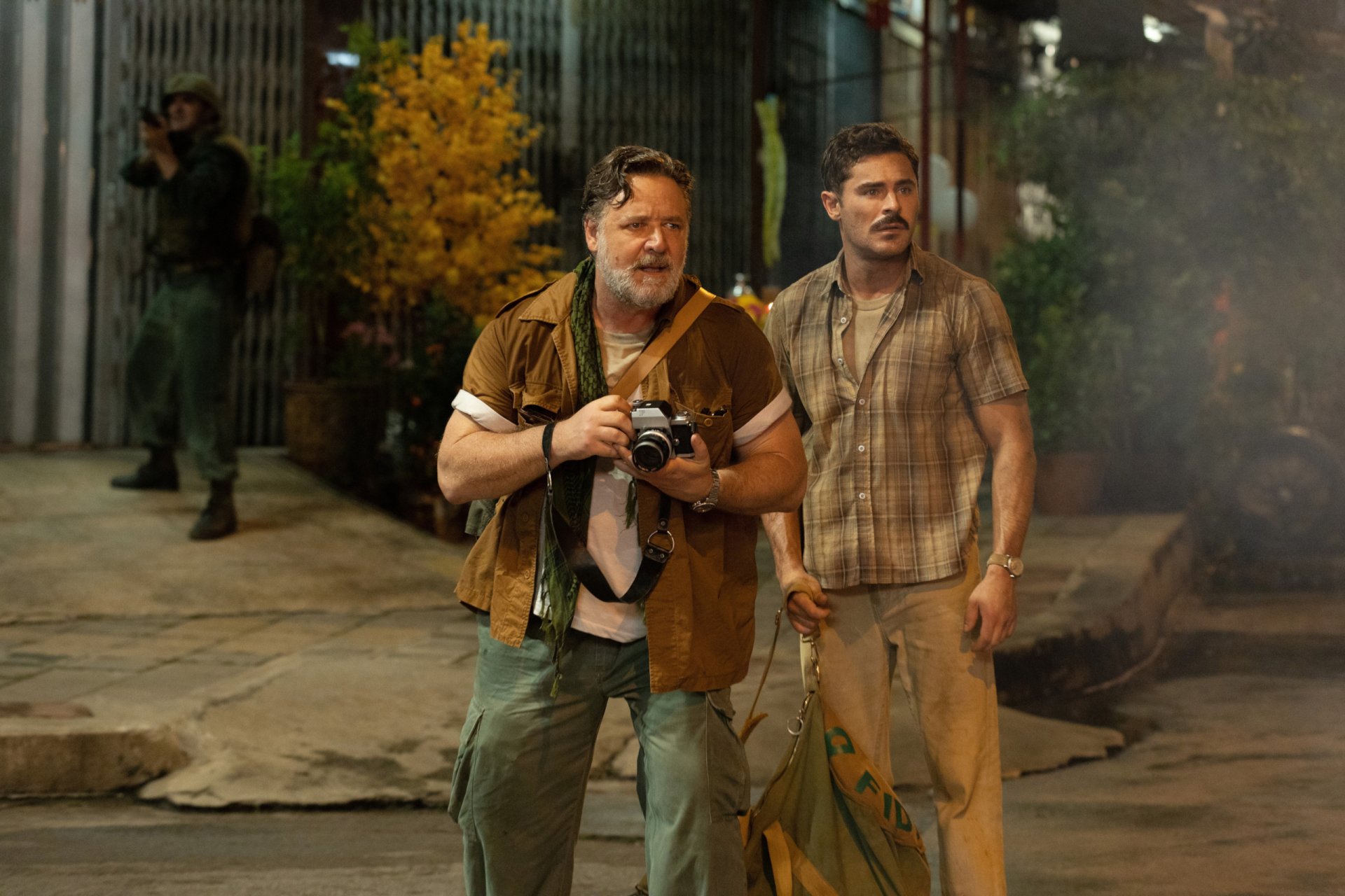 Download Zac Efron Russell Crowe Movie The Greatest Beer Run Ever HD Wallpaper