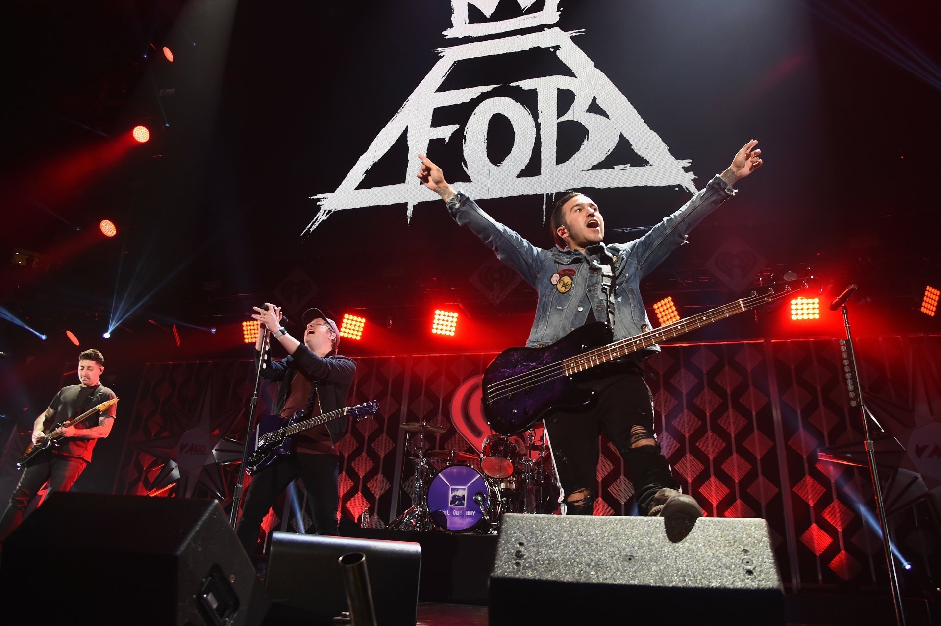 Fall boy. Fall out boy. Fall out boy 2021. Fall out boy концерт. Группа Fall out boy концерт.