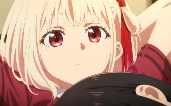 Close-up anime portrait of Chisato Nishikigi from Lycoris Recoil: pale blonde bob, red ribbons and large red eyes, framed as a 4K Ultra HD PC desktop wallpaper/background.