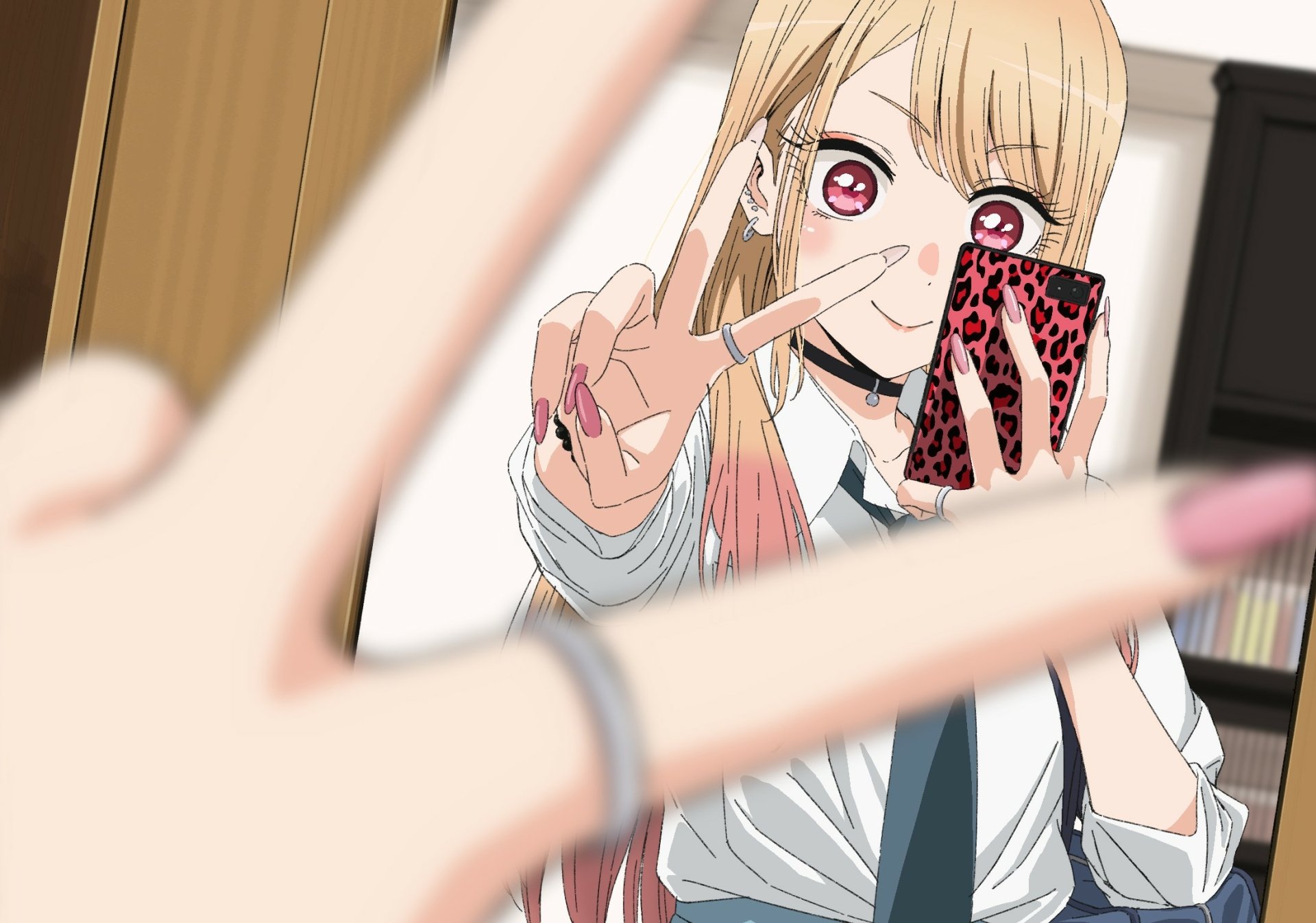 HD PC desktop wallpaper featuring Marin Kitagawa from the anime My Dress-Up Darling, posing with a peace sign and holding a leopard-print phone.