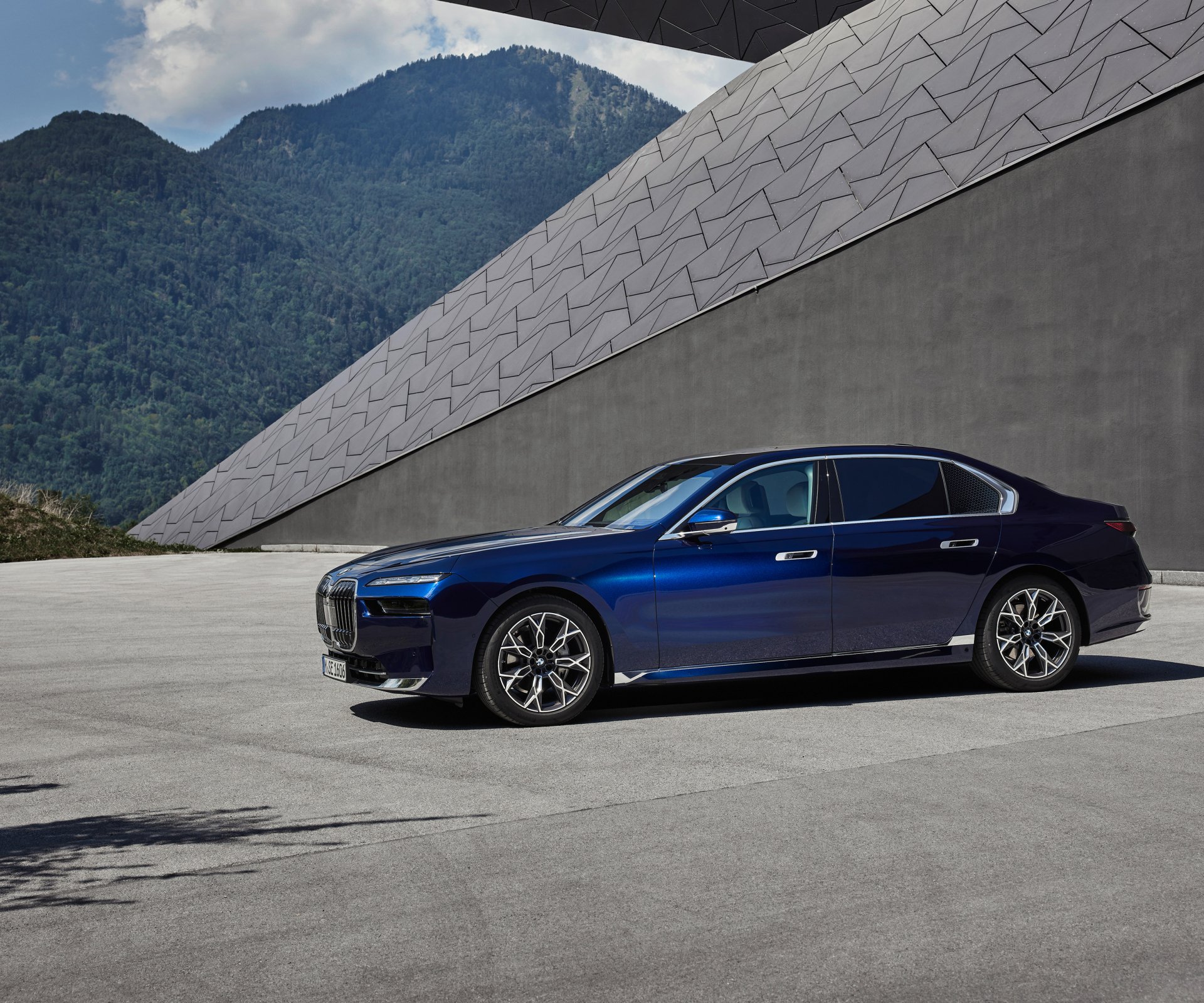 Download Vehicle BMW 7 Series HD Wallpaper