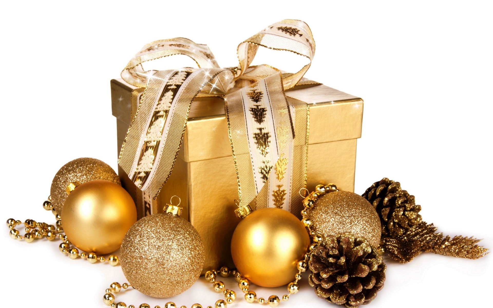 Misc, gift: 2K Quad HD PC desktop wallpaper — golden present with ribbon surrounded by gold baubles, pine cones and bead garlands on a white background.