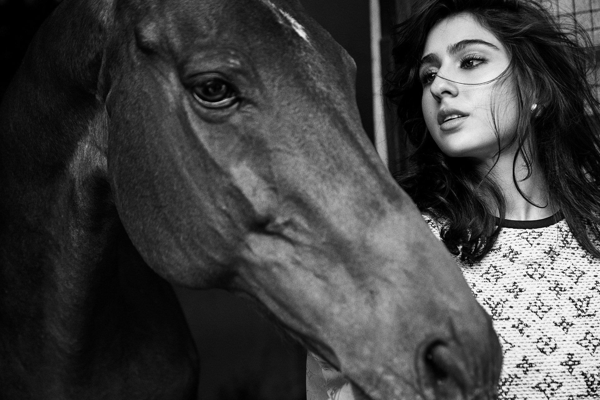 Download Black & White Celebrity Sara Ali Khan HD Wallpaper