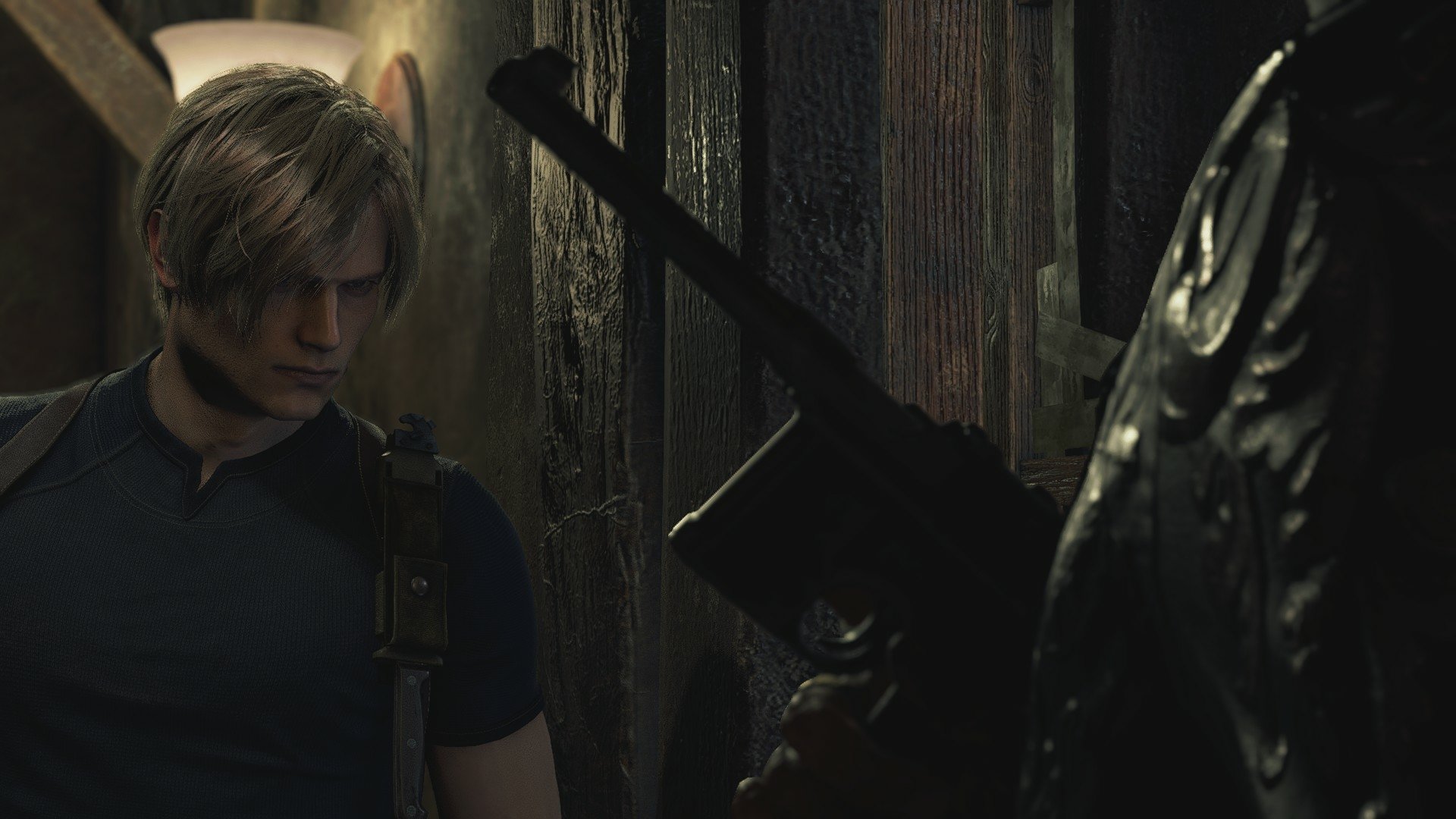 Resident Evil 4 (2023) HD PC desktop wallpaper: Leon S. Kennedy in a dim corridor, tense as a shadowed figure aims a shotgun at him.