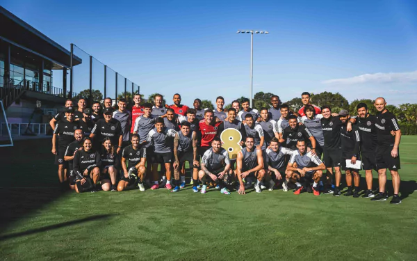 HD desktop wallpaper featuring Inter Miami CF team posing together on a soccer field.