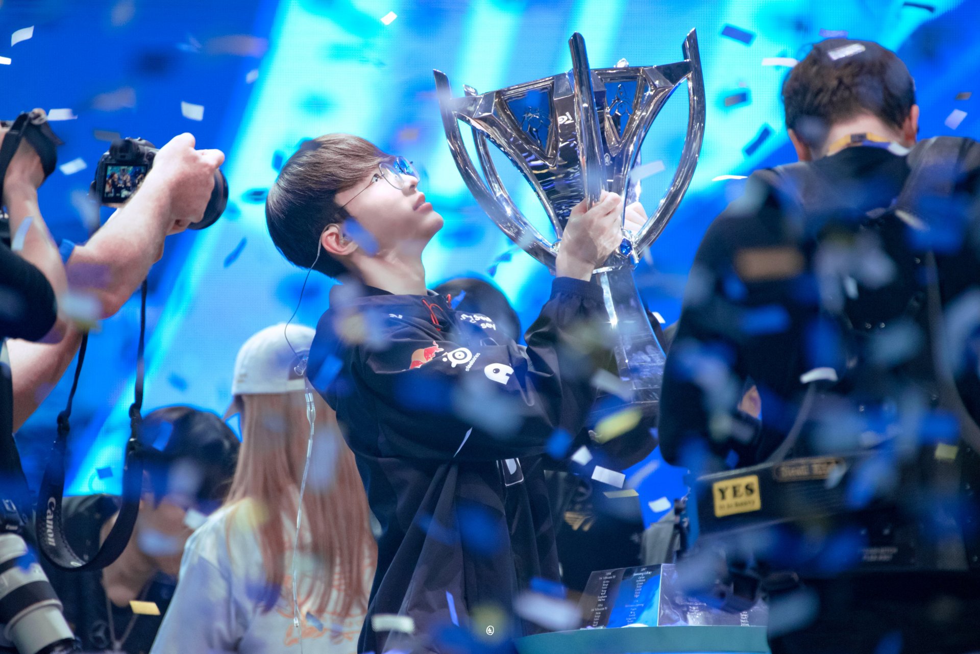 League of Legends Champion Victory Celebration HD Wallpaper