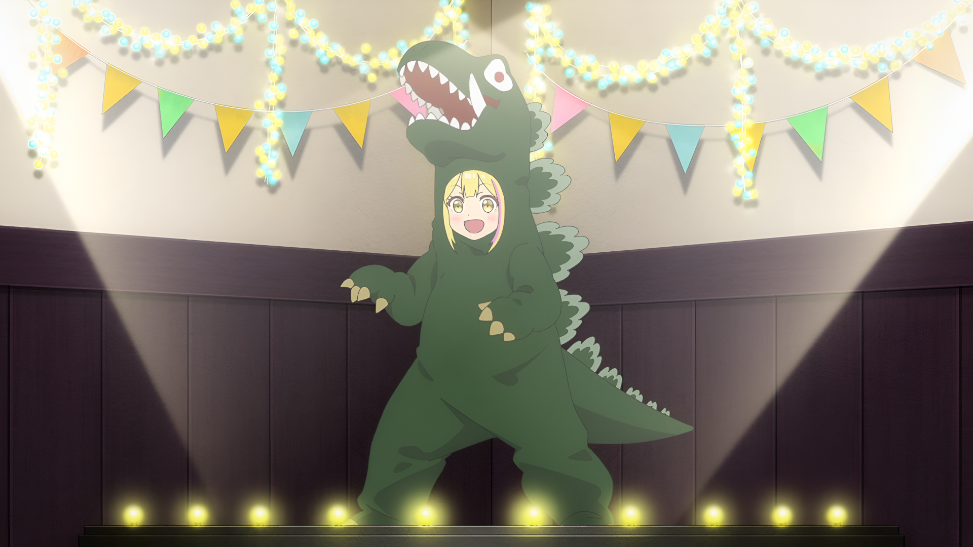 Anime 4K Ultra HD PC desktop wallpaper: Sara da Odin from A Salad Bowl of Eccentrics in a playful dinosaur costume onstage under bunting and bright stage lights.