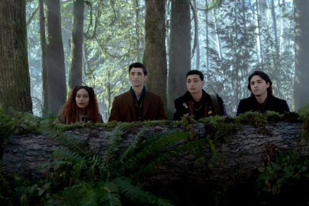 HD desktop wallpaper of 'Dead Boy Detectives' TV show featuring four young characters peering over a log in a foggy forest.