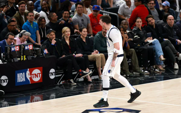 Luka Dončić of the Dallas Mavericks in action during an NBA game, depicted in a high-definition desktop wallpaper.