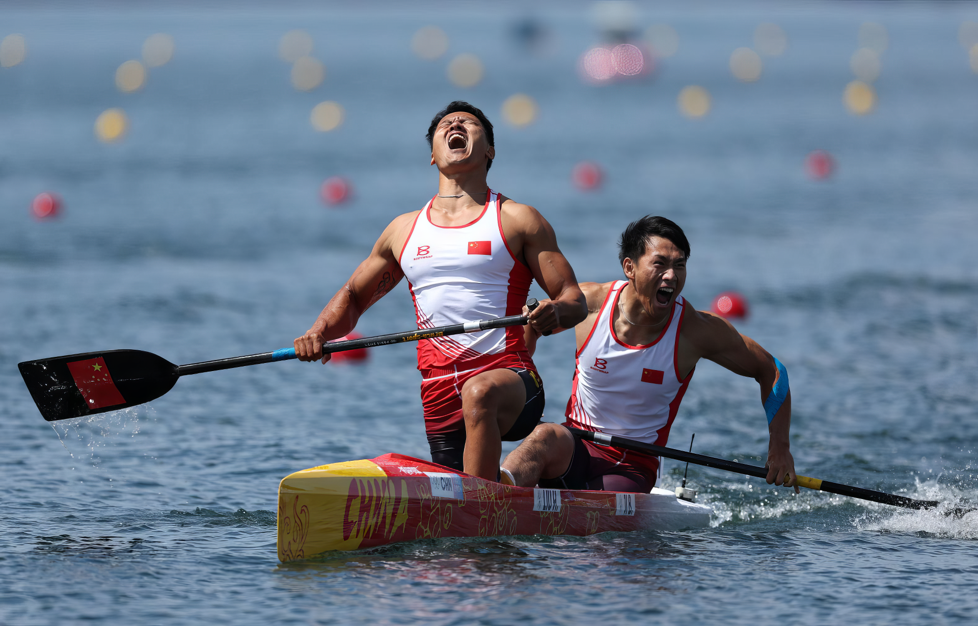 A dynamic HD wallpaper featuring canoeing, celebrating the Olympic Games Paris 2024, highlighting China's participation in this exciting sports event.