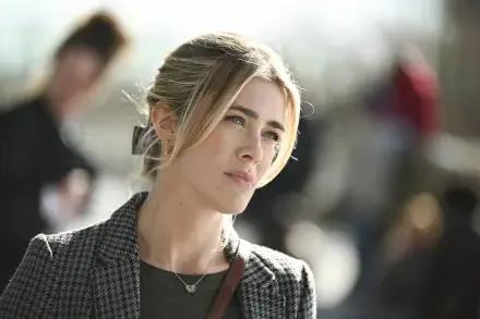 Melissa Roxburgh stars in the TV show Tracker (2024). This HD wallpaper features her in a thoughtful moment, set against a blurred urban background.