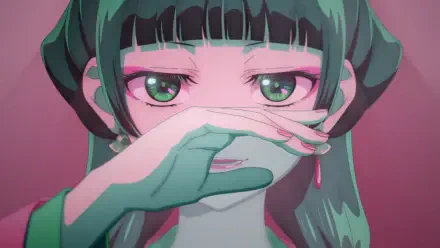 HD PC desktop wallpaper featuring Maomao from the anime The Apothecary Diaries with a close-up of her face and green eyes against a pink background.