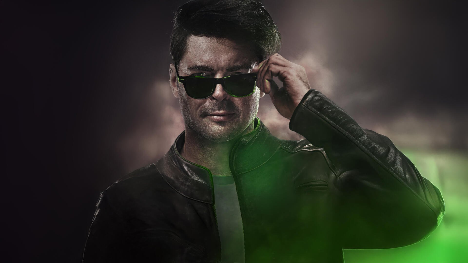 4K Ultra HD PC desktop wallpaper featuring a character from Mortal Kombat 2 (2025) wearing sunglasses and a dark jacket, set against a moody, smoky background.