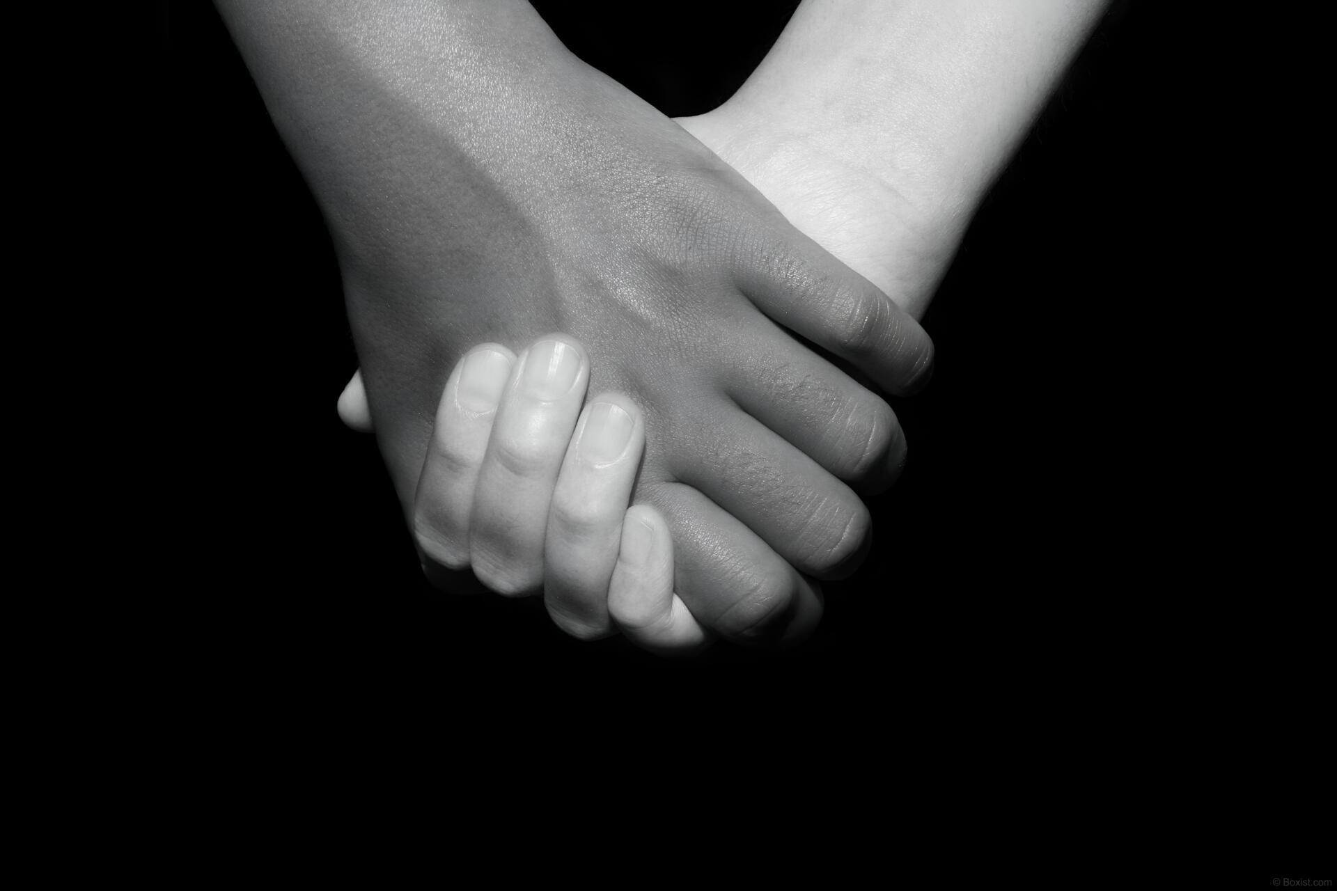 Black-and-white HD PC desktop wallpaper showing two hands clasped together in a peaceful friends' handshake, symbolizing togetherness and peace.