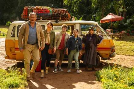 HD PC desktop wallpaper featuring the main cast of the movie Paddington in Peru standing in front of a yellow van in a lush, outdoor setting.