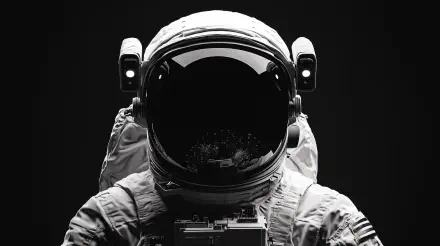 4K Ultra HD PC desktop wallpaper featuring a sci-fi astronaut in a reflective helmet against a dark background.