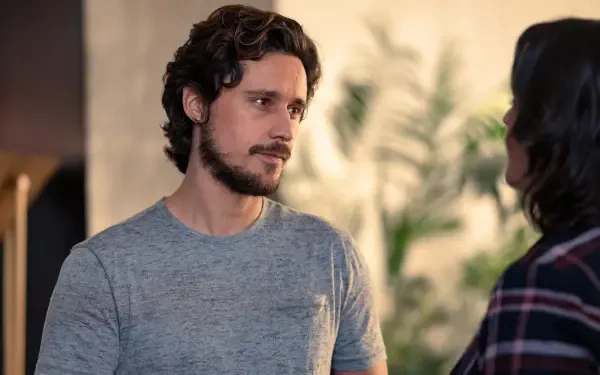 A still from *Yellowjackets*, featuring Peter Gadiot in a thoughtful moment. The image serves as a captivating 4K Ultra HD desktop wallpaper and background.