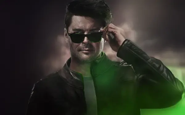 4K Ultra HD PC desktop wallpaper featuring a character from Mortal Kombat 2 (2025) wearing sunglasses and a dark jacket, set against a moody, smoky background.