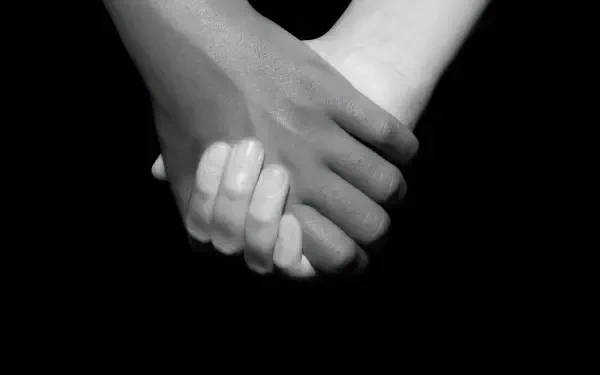Black-and-white HD PC desktop wallpaper showing two hands clasped together in a peaceful friends' handshake, symbolizing togetherness and peace.