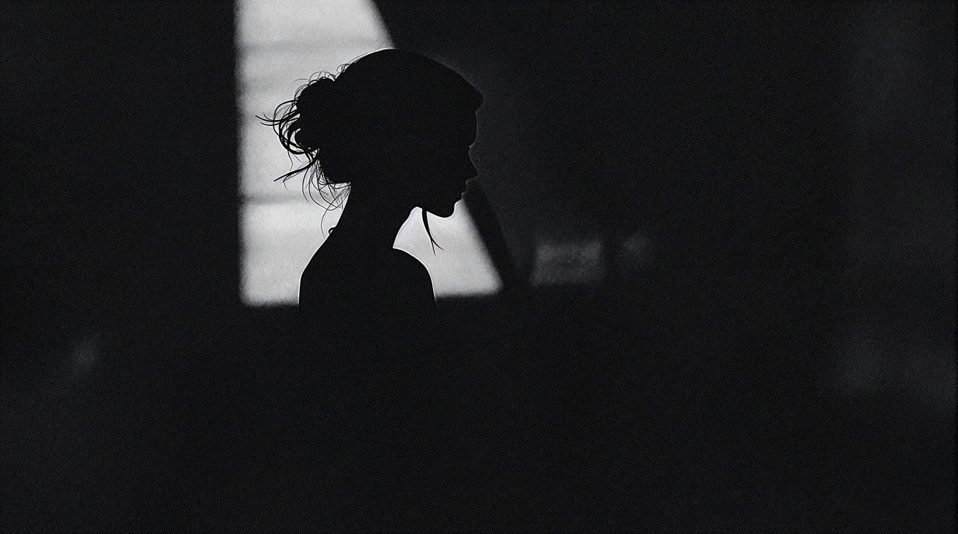 Black-and-white feminine silhouette in profile against soft backlight, minimalist composition — 4K Ultra HD PC desktop wallpaper and background.