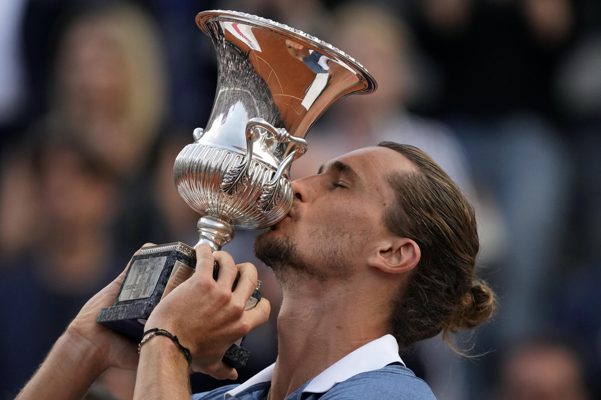 German tennis player kissing a championship trophy in celebration — 2K Quad HD PC desktop wallpaper/background.