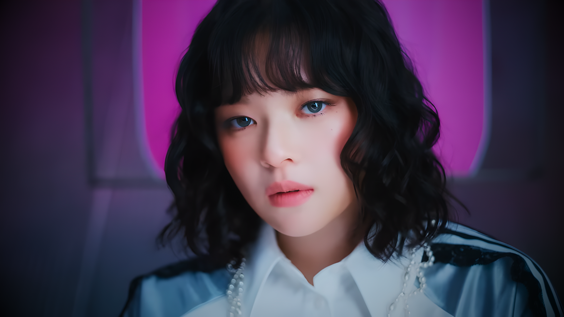 4K PC desktop wallpaper: close-up portrait of a K-pop idol/model with short wavy hair, soft makeup and a heart-eyes expression, pearls and magenta studio background.