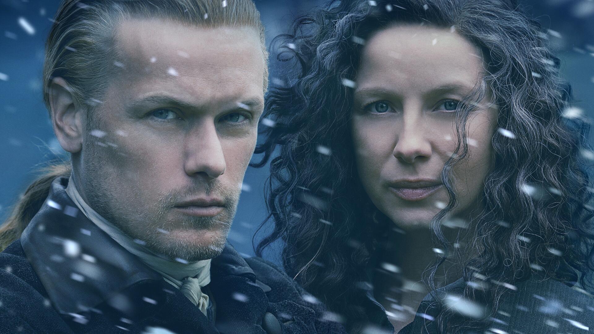 Outlander 4K Ultra HD PC wallpaper: two snow-dusted figures in period attire gaze from a cold, blue-toned winter scene.