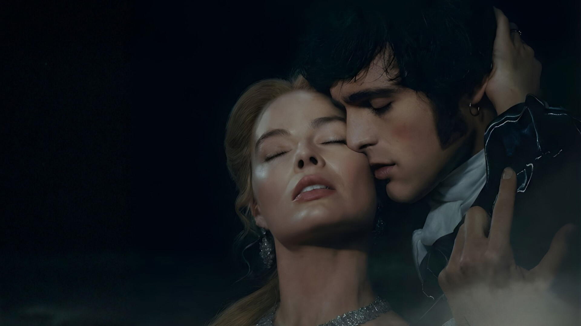 Wuthering Heights 4K Ultra HD PC desktop wallpaper: a moody, intimate close-up of two lovers in a foggy, windswept embrace.