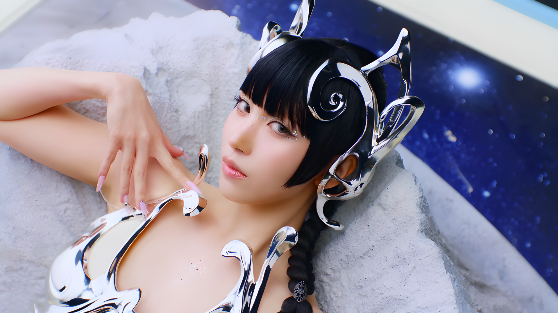 4K PC wallpaper: close-up of a woman with a black bob and braid wearing a futuristic silver headpiece and armor, lying on white fur against a starry blue background.