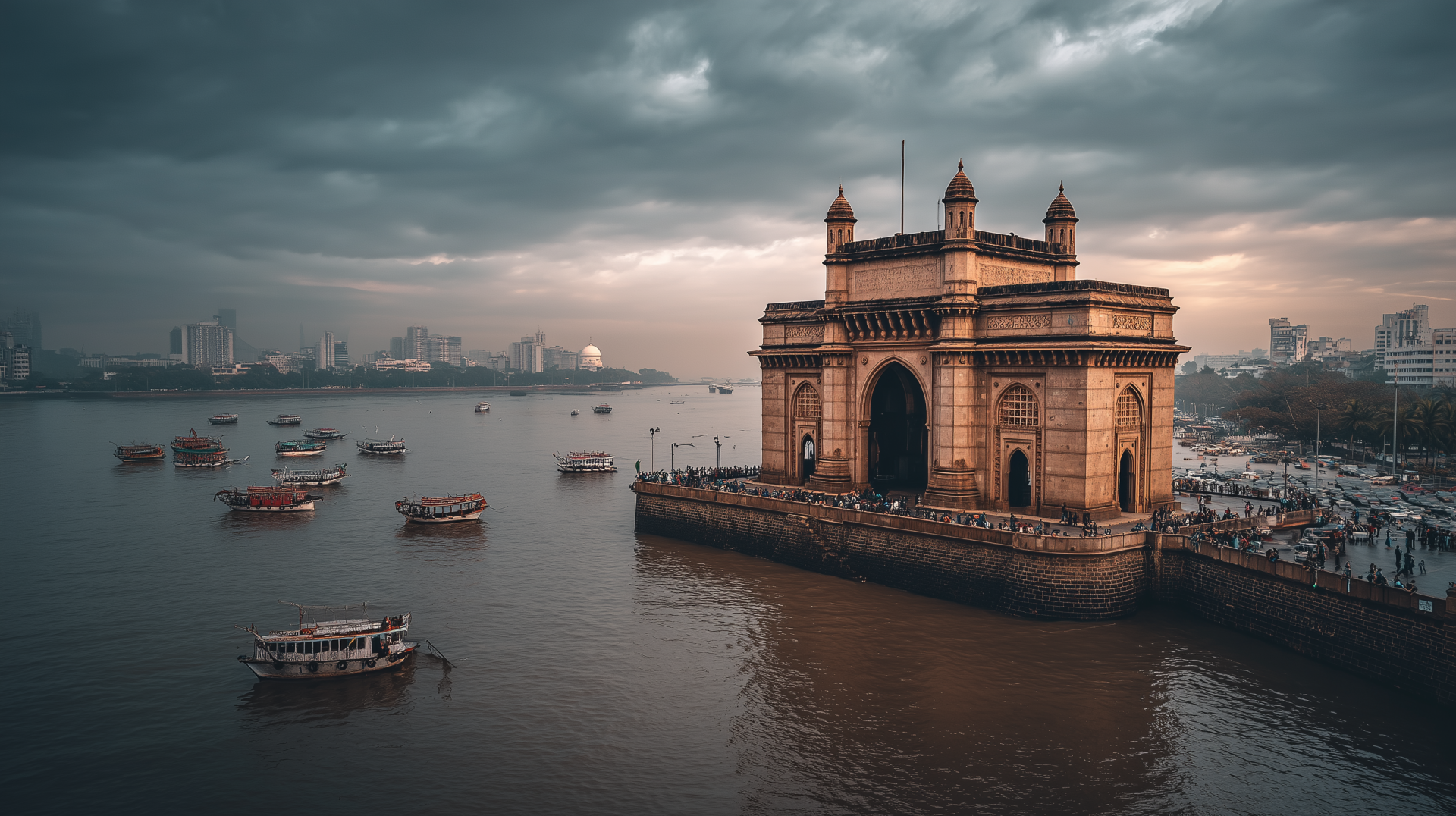 Gateway of India on Mumbai waterfront, Maharashtra cityscape at dusk with boats and skyline — 2K Quad HD PC desktop wallpaper and tourism background