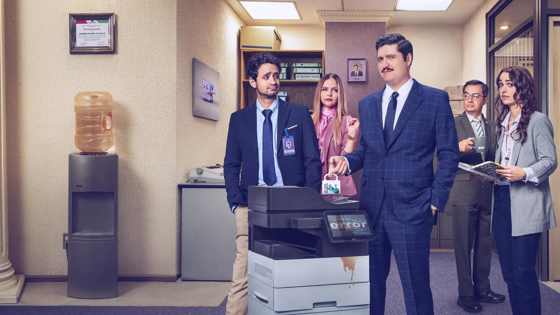 La Oficina, 4K Ultra HD PC desktop wallpaper showing several office workers in business attire gathered around a photocopier in a fluorescent-lit office corridor.