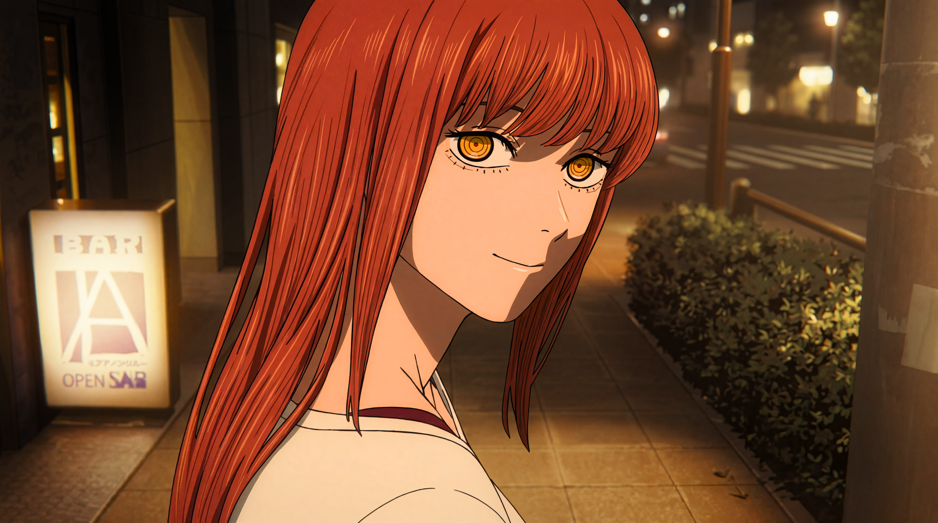 5K Ultra HD wallpaper of Makima (Chainsaw Man): red-haired anime devil girl glancing over her shoulder on a warmly lit city sidewalk at night.