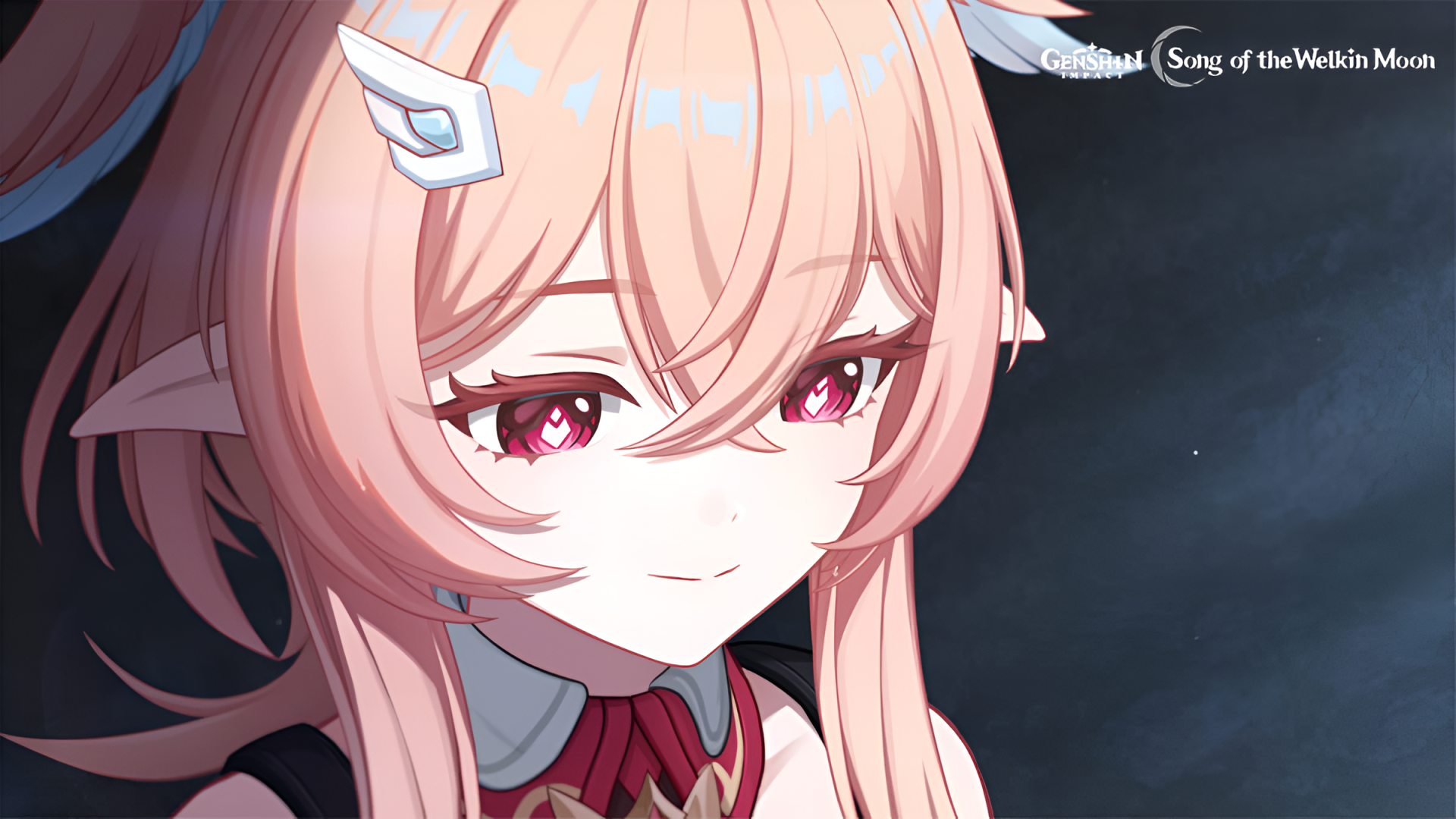 HD PC desktop wallpaper of video game character Linnea from Genshin Impact: close-up with pink hair, pointed ears, red eyes and a gentle smile against a dark background.