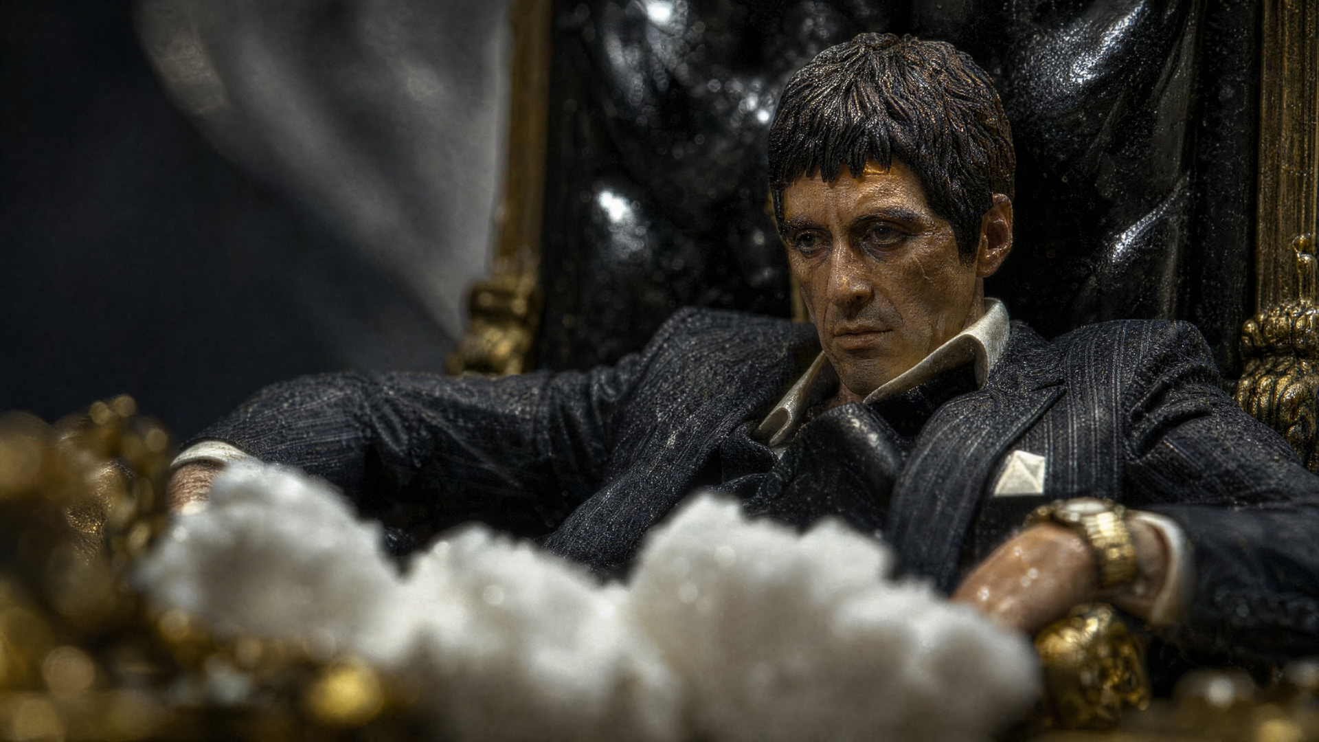 Scarface 4K Ultra HD PC desktop wallpaper: brooding mobster in a dark suit slumped in a chair, table piled with white powder, dramatic low-key lighting.
