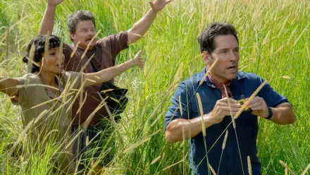 Anaconda (2025) 4K Ultra HD PC desktop wallpaper/background: three panicked people push through waist-high jungle grass, tense and alert as they face an unseen threat.