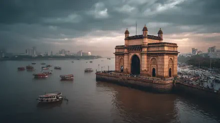 Gateway of India on Mumbai waterfront, Maharashtra cityscape at dusk with boats and skyline — 2K Quad HD PC desktop wallpaper and tourism background