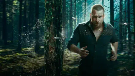 El Señor de los Cielos 4K Ultra HD PC desktop wallpaper: rugged man running through a misty forest.