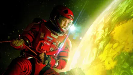 4K Ultra HD desktop wallpaper from the movie Project Hail Mary: astronaut in a red suit drifting beside a luminous green-yellow planet, helmet visor reflecting distant starlight.