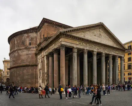 5K Ultra HD PC desktop wallpaper/background showing the Pantheon in Rome, Italy: classical architecture with a columned portico and rotunda, framed by a bustling tourist crowd.