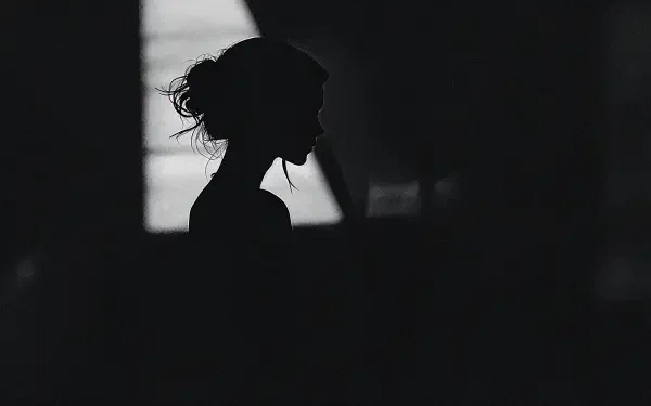 Black-and-white feminine silhouette in profile against soft backlight, minimalist composition — 4K Ultra HD PC desktop wallpaper and background.