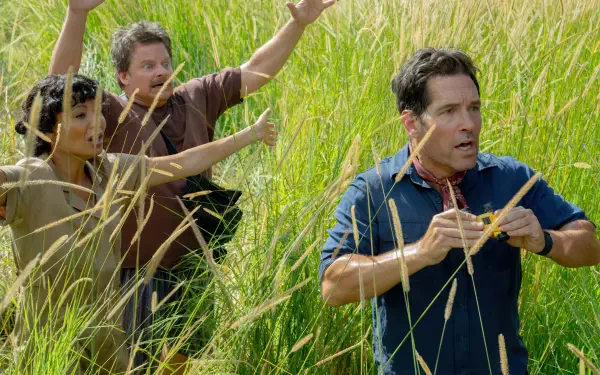 Anaconda (2025) 4K Ultra HD PC desktop wallpaper/background: three panicked people push through waist-high jungle grass, tense and alert as they face an unseen threat.