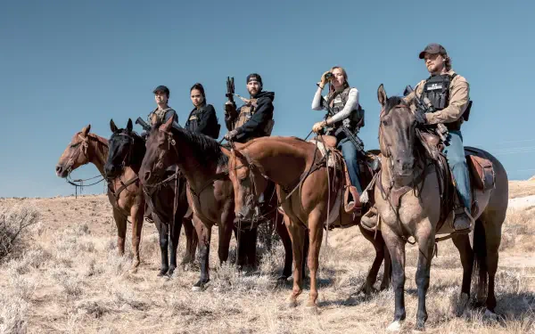 2K Quad HD PC desktop wallpaper: TV show marshals and military on horseback in a desert, five mounted riders in tactical gear under a clear blue sky.