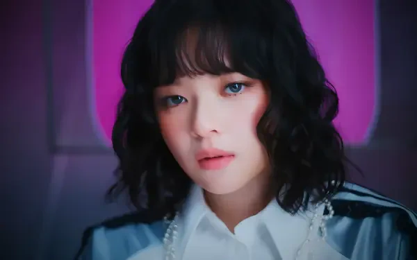 4K PC desktop wallpaper: close-up portrait of a K-pop idol/model with short wavy hair, soft makeup and a heart-eyes expression, pearls and magenta studio background.