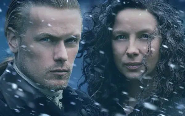 Outlander 4K Ultra HD PC wallpaper: two snow-dusted figures in period attire gaze from a cold, blue-toned winter scene.