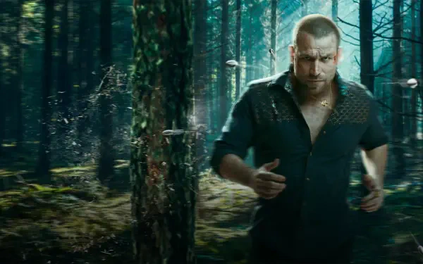 El Señor de los Cielos 4K Ultra HD PC desktop wallpaper: rugged man running through a misty forest.